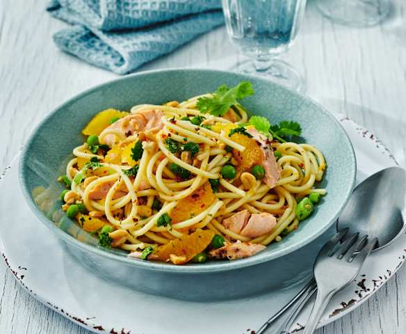 Orangen-Spaghetti mit Lachs