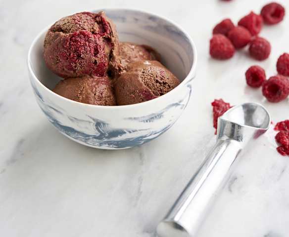 Gelado de chocolate e framboesa