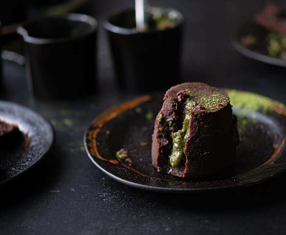 Płynące ciastka czekoladowe z herbatą matcha (lava cakes)