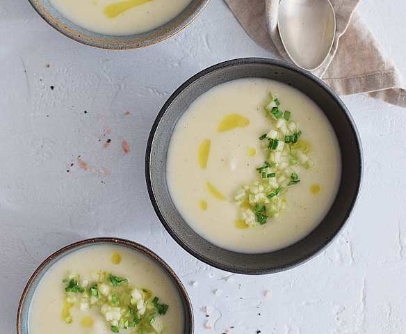 Sopa fría de coliflor y manzana verde