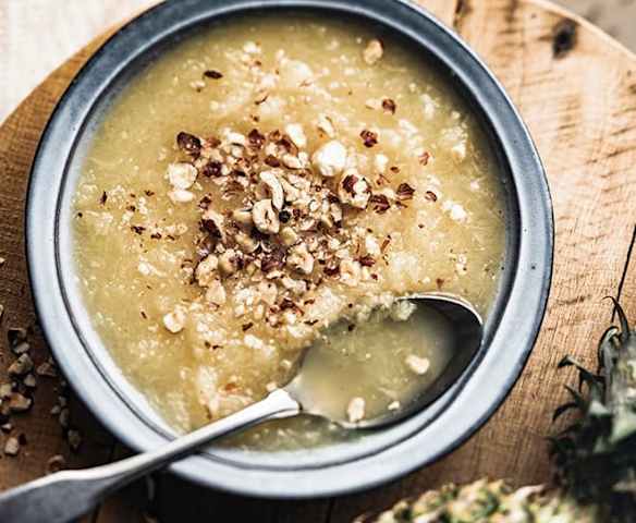 Soupe sucrée ananas, vanille et noisettes concassées