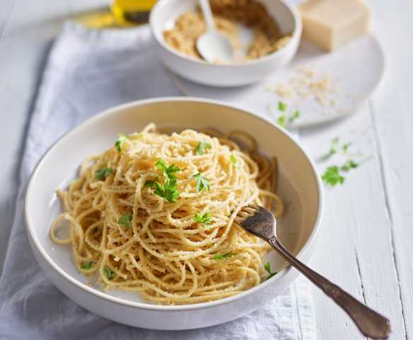 Spaghetti z anchois, bułką tartą i parmezanem (TM5, TM6) Spaghetti z anchois, bułką tartą i parmezanem (TM5, TM6)