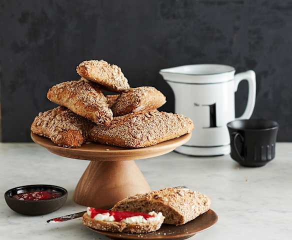 Eckbrötchen mit Sonnenblumenkernen Eckbrötchen mit Sonnenblumenkernen