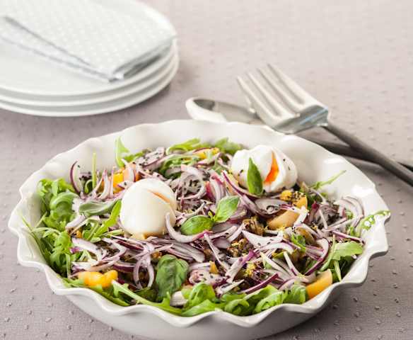 Ensalada de primavera con huevos poché