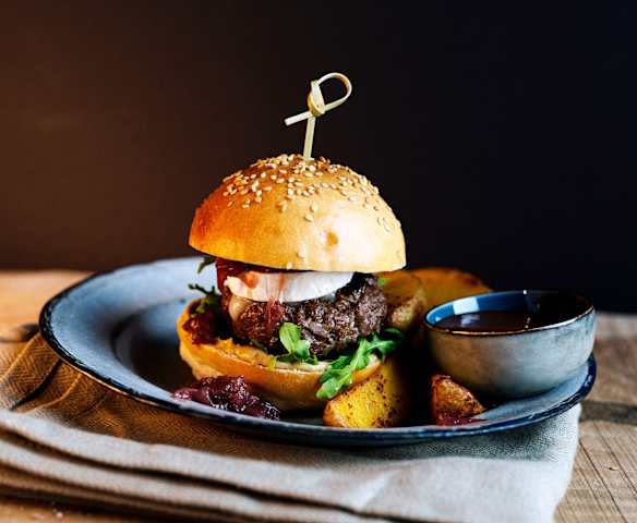 Rindfleisch-Burger mit Ziegenkäse und Zwiebelchutney