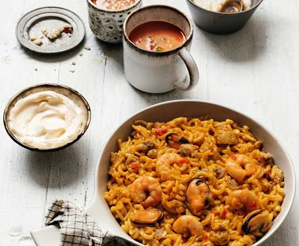 Menú: Gazpacho. Fideuá mixta con ajonesa. Flanes de queso al caramelo.