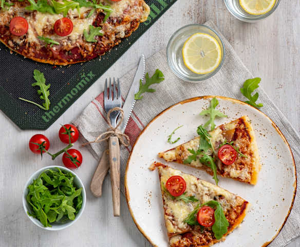 Pizza bezglutenowa z szynką parmeńską i rukolą