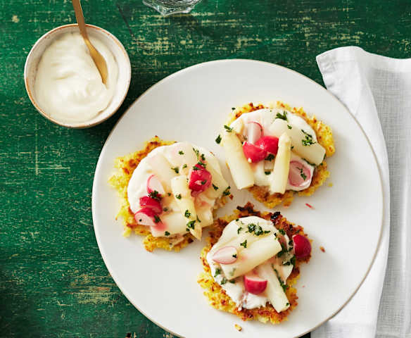 Lauwarmer Spargelsalat mit Reibekuchen