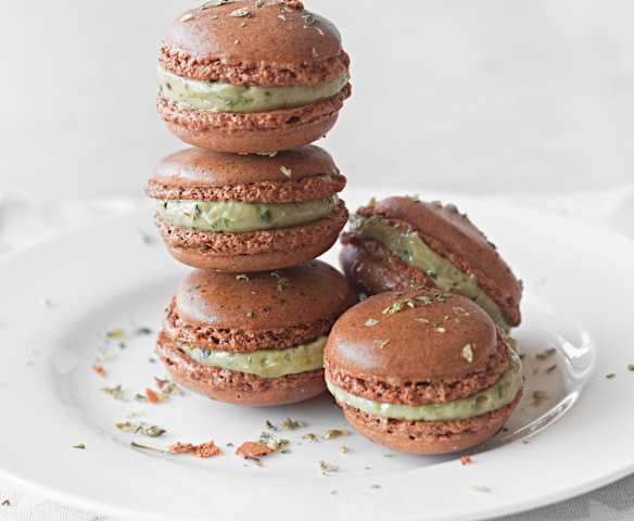 Macarons de tomate con mantequilla de anchoas