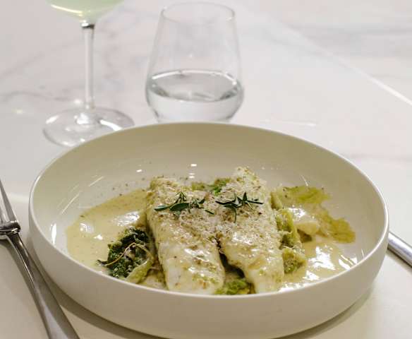 Aiguillettes de saint-pierre aux vapeurs de fenouil, embeurrée de chou vert et châtaigne, beurre blanc à l'absinthe - Eric Robert