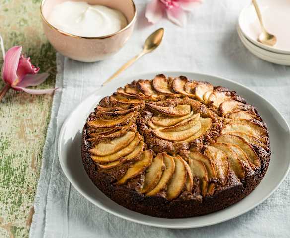Apple, pear and bay leaf cake
