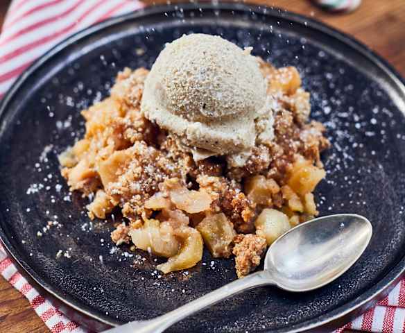 Apfelcrumble mit veganer Cashew-Vanille-Eiscreme