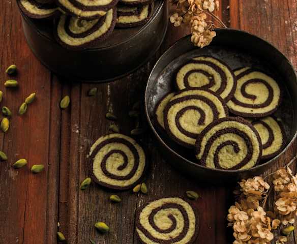 Biscoitos de pistácio e cacau em espiral Biscoitos de pistácio e cacau em espiral