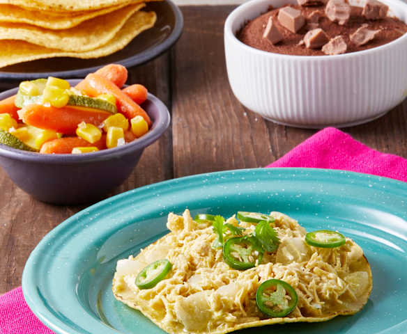 Tinga de pollo en salsa verde, verduras y bizcocho de chocolate al vapor TM6