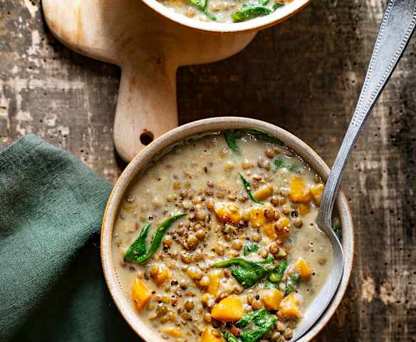 Soupe de lentilles vertes au lait de coco, carottes et épinards
