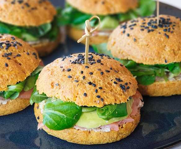 Panecillos integrales de cúrcuma con paté de shiitake, salmón ahumado y aguacate