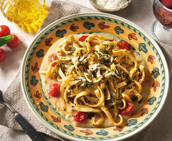 Scialatielli con pesto di cicorie su purea di fave