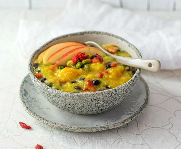 Apfel-Safran-Congee mit Gojibeeren