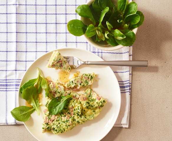 Käse-Schinken-Omelette mit Feldsalat