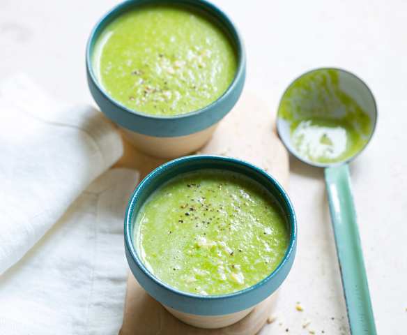 Soupe de petits pois, épinards et amandes