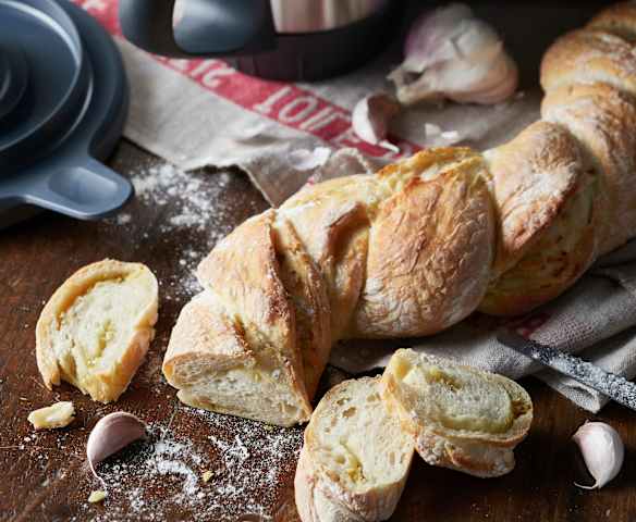 Pain tordu à l’armagnac et confit d’ail