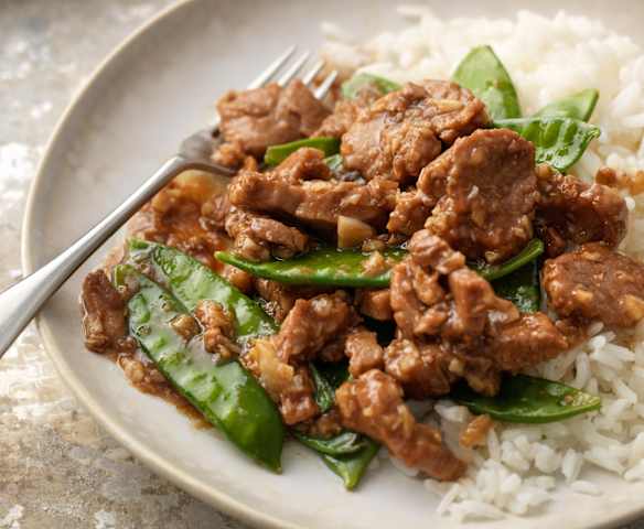 Cerdo thai con arroz y tirabeques