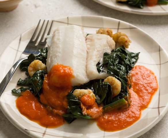 Merluza con espinacas, gambas y salsa de piquillos