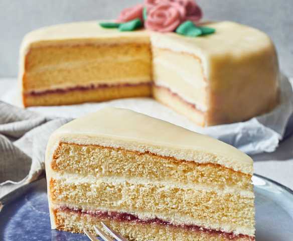 Vanille-Buttercreme-Torte mit Marzipandecke Vanille-Buttercreme-Torte mit Marzipandecke