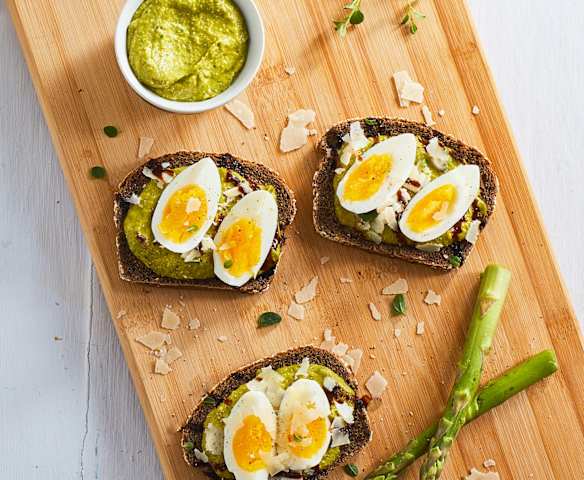 Bruschette integrali con asparagi, uova e Parmigiano Reggiano Bruschette integrali con asparagi, uova e Parmigiano Reggiano
