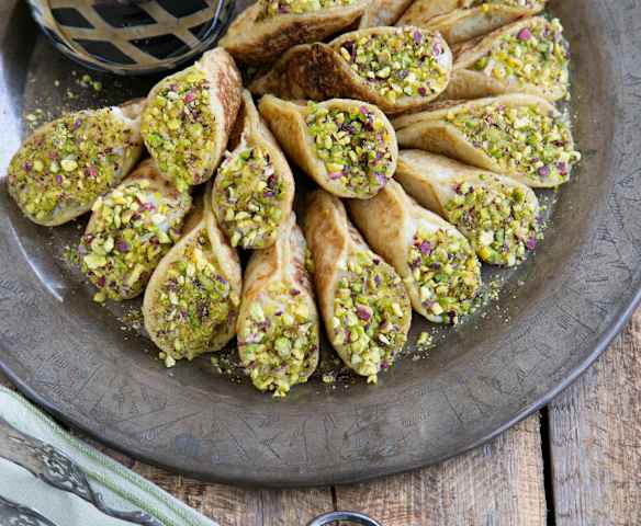 Stuffed pancakes (katayef with kashta cream)