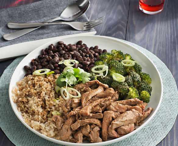 Solomillo de cerdo con arroz, judías y brócoli