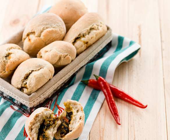 Pães recheados com chili de vegetais
