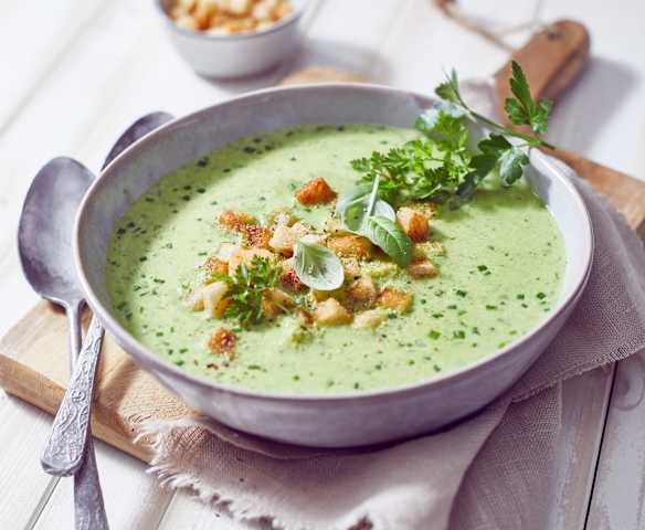 Kräuterschaumsuppe mit Knoblauchcroutons