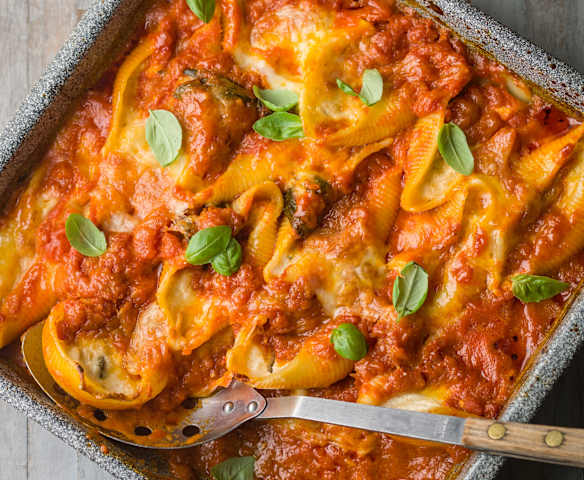 Three Cheese Conchiglioni with Tomato Sauce - Conchiglioni ai tre formaggi e salsa al pomodoro Three Cheese Conchiglioni with Tomato Sauce - Conchiglioni ai tre formaggi e salsa al pomodoro