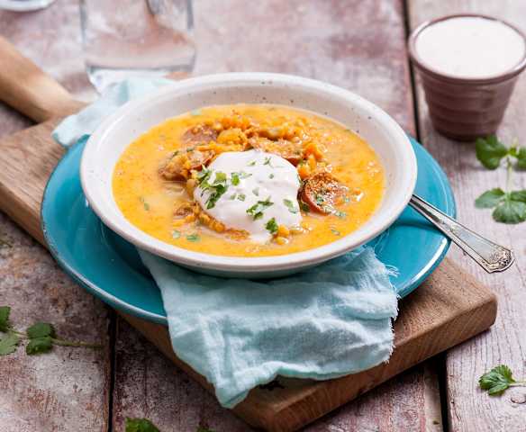 Meksykańska zupa z batatami, fasolą i chorizo