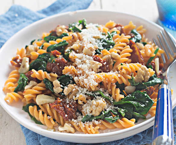 Pasta de lenteja roja con espinacas, tomates secos y nueces