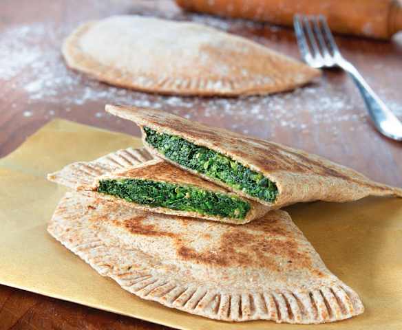 Cassoni integrali ripieni di spinaci Cassoni integrali ripieni di spinaci