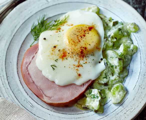 Schmorgurken mit Kasseler und Spiegelei