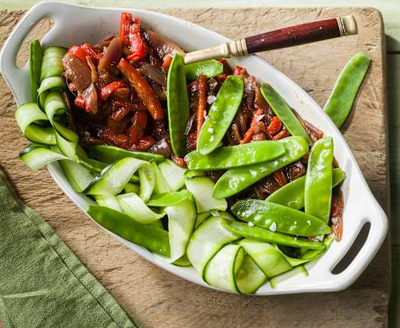 Pimiento rojo y cebolla caramelizados con papardelle de calabacín y tirabeques