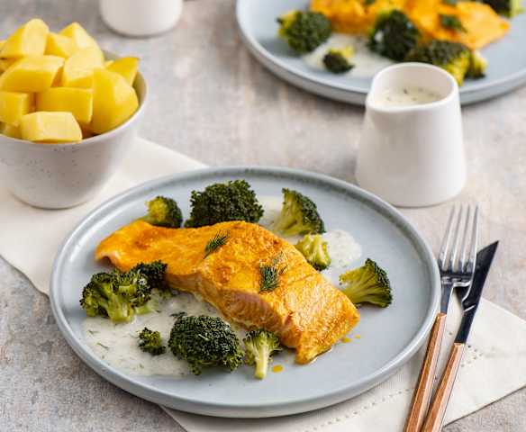 Łosoś z ziemniakami i brokułami z koperkowym sosem