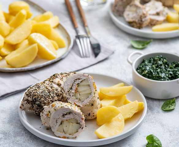 Roladki z indyka z gruszką, ziemniakami i duszonym szpinakiem
