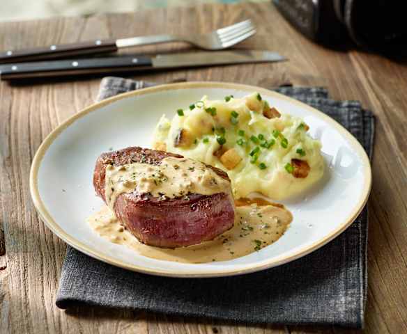 Filetsteaks mit Pfeffersauce und Knusper-Kartoffel-Püree Filetsteaks mit Pfeffersauce und Knusper-Kartoffel-Püree