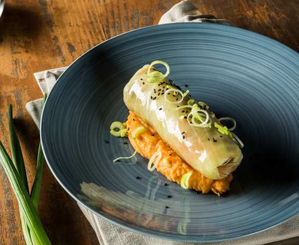 Asiatische Krautrouladen auf Süßkartoffelpüree