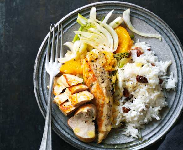 Poulet à l'orange, fenouil et romarin, riz aux raisins secs