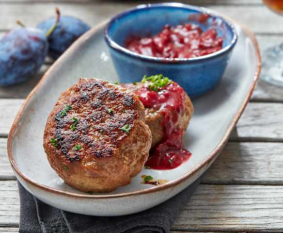 Wildfrikadellen mit Pflaumenkompott
