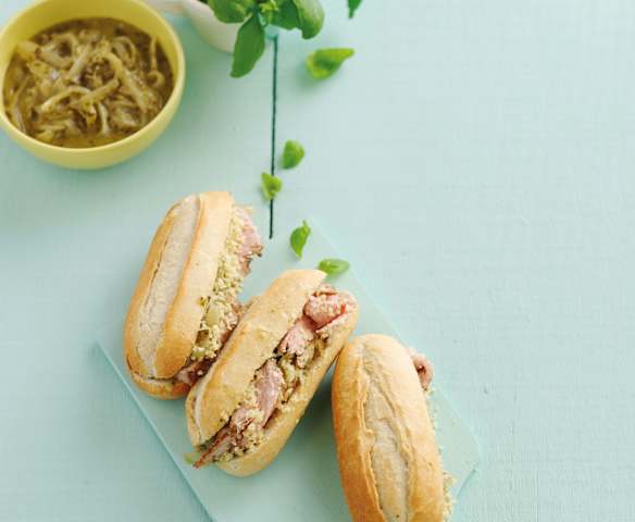 Sanduíches de carne fria e cebolada