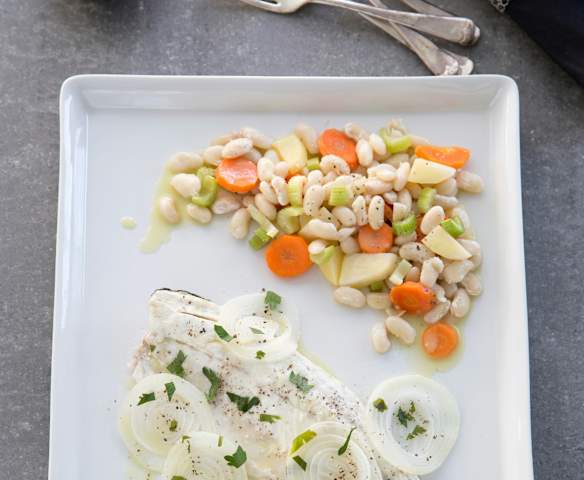 Φασόλια βραστά με λαδολέμονο και ψάρι