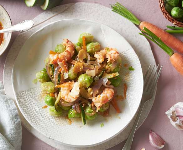 Coles de Bruselas con salteado de langostinos y verduras