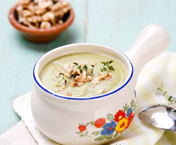 Chłodnik z bobu z orzechami włoskimi