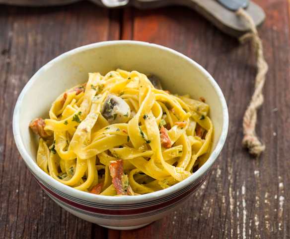Tagliatelle com alho-francês, chouriço e cogumelos
